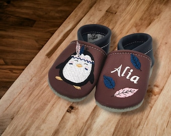 Krabbelschuhe mit Name personalisiert, Lauflernschuhe in bester Qualität aus echtem Leder für Baby Mädchen, Pinguin Boho mit kleinen Federn