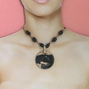 Rhodonietketting, rhodoniethanger, zwarte jaspisketting, rhodonietkralen