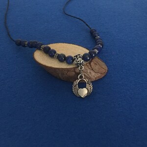 Lapis Lazuli Pärlhalsband: Hänge med bevingat hjärta, Jungfruns stjärntecken