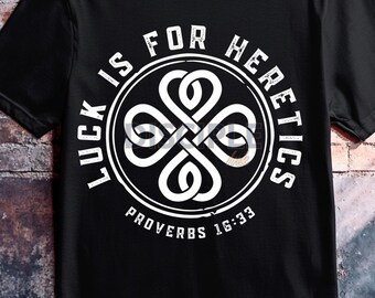 Geluk is voor ketters, png PNGEgg | Christelijk shirtontwerp Spreuken 16:33 | Grafisch geloof boven geluk | Gedurfde kleding met bijbelteksten | Christelijke png