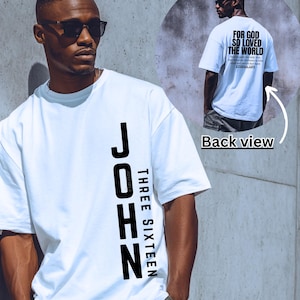 Pode incluir: Camiseta branca com o texto "JOHN THREE SIXTEEN" em letras pretas verticais na frente. A parte de tr&aacute;s da camiseta apresenta o texto "FOR GOD SO LOVED THE WORLD" em uma imagem circular. A camiseta &eacute; de manga curta.