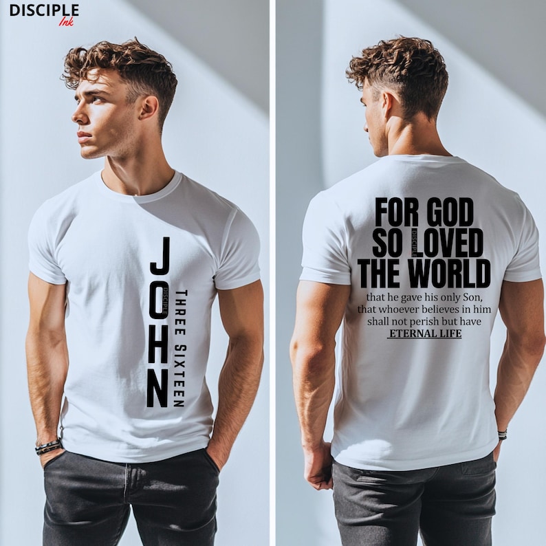 Pode incluir: Camiseta branca com o texto "JOHN THREE SIXTEEN" impresso verticalmente na frente. A parte de tr&aacute;s da camiseta apresenta o texto "FOR GOD SO LOVED THE WORLD" e um vers&iacute;culo b&iacute;blico. A camiseta &eacute; de gola redonda.