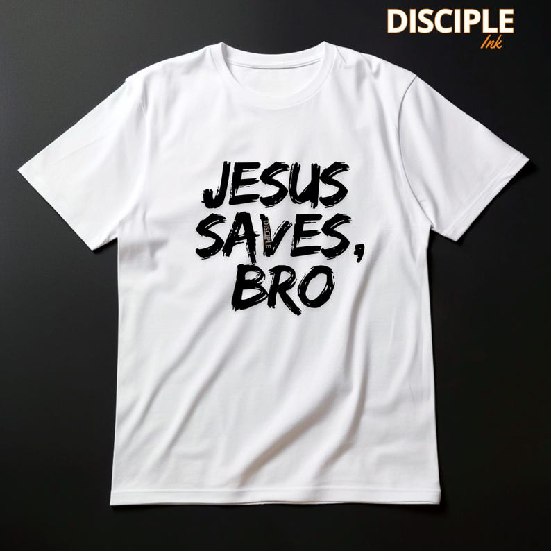 Op de afbeelding: Wit T-shirt met de tekst "JESUS SAVES, BRO" in vette, zwarte letters. Het shirt heeft ook de tekst "DISCIPLE Ink" in de rechterbovenhoek. Het shirt is gemaakt van een zacht, comfortabel materiaal.