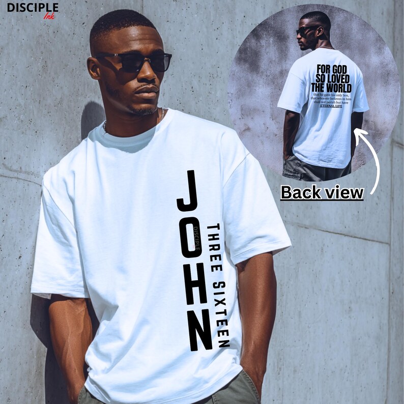 Pode incluir: Camiseta branca com o texto "JOHN THREE SIXTEEN" em letras pretas verticais na frente. A parte de tr&aacute;s da camiseta apresenta o texto "FOR GOD SO LOVED THE WORLD" em uma imagem circular. A camiseta &eacute; de manga curta.