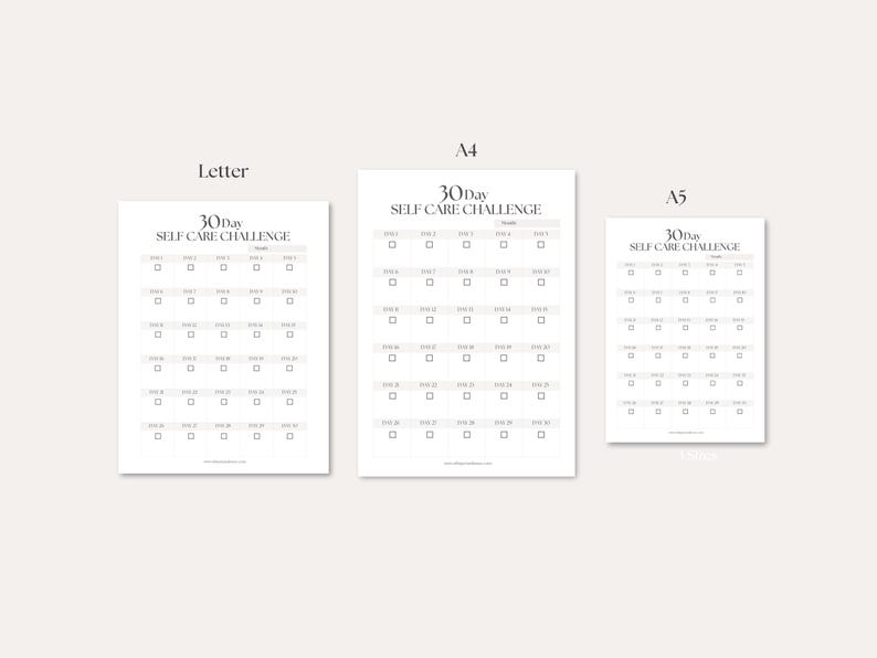 Puede incluir: Tres hojas de papel blancas con el texto "30 Day Self Care Challenge" en un dise&ntilde;o minimalista. Las hojas son en tama&ntilde;os Letter, A4 y A5, cada una con una cuadr&iacute;cula de casillas para el seguimiento diario. El tema general es el autocuidado.