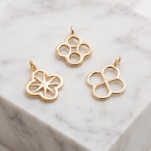 14K massief gouden klaverbedeltje, geometrische klaverhanger met vier blaadjes, filigraan klavertje vier, opengewerkt gouden bedeltje, sierlijke gelukshanger voor haar