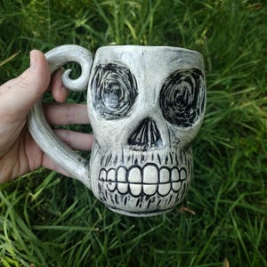 Totenkopfbecher, handgefertigter Keramikbecher, Halloween