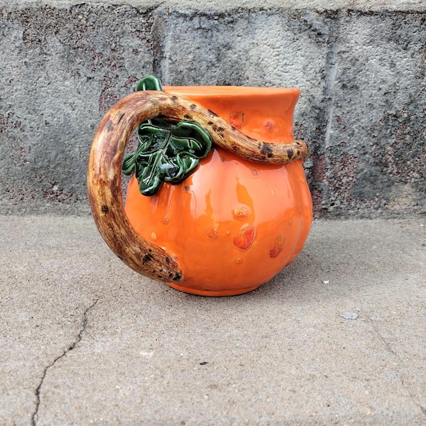 Taza de calabaza de cerámica hecha a mano para otoño y Halloween
