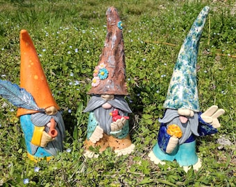 Decorazione in ceramica fatta a mano a forma di gnomo da giardino (Hippie, Fungo, Personalizzabile)