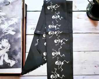 Trendy Halloween women's tie with dancing skulls