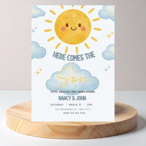 Pode incluir: Um convite para chá de bebé com um sol amarelo sorridente, nuvens azuis e o texto "Here Comes the Son". O convite inclui detalhes para o chá de bebé de Nancy & John, incluindo a data, hora e local.