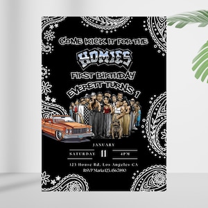 Peut inclure: Une invitation en noir et blanc avec une bordure à motif paisley. L'invitation indique "Come Kick It For The Homies First Birthday Everett Turns 1". Il y a une image de dessin animé d'un groupe de personnes debout devant une voiture brune. L'invitation comprend la date, l'heure, l'adresse et les informations RSVP.