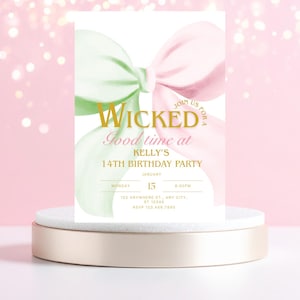 Könnte beinhalten: Eine Geburtstagseinladung mit einem Aquarell-Schleifendesign in Rosa und Grün. Der goldene Text lautet "WICKED Good time at KELLY'S 14TH BIRTHDAY PARTY" mit Datums- und Zeitangaben. Die Karte befindet sich auf einem goldenen und weißen Podest.