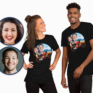 Pode incluir: Duas camisetas pretas com uma imagem de desenho animado de um casal de moto. A imagem &eacute; contra um c&eacute;u azul com montanhas no fundo.