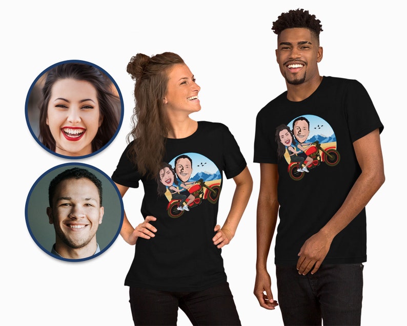 Pode incluir: Duas camisetas pretas com uma imagem de desenho animado de um casal de moto. A imagem &eacute; contra um c&eacute;u azul com montanhas no fundo.