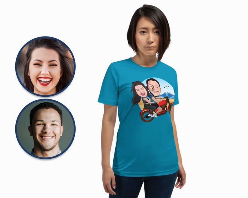Pode incluir: Uma camiseta turquesa com uma ilustra&ccedil;&atilde;o de desenho animado de um casal a andar de moto. O casal est&aacute; vestido com roupas casuais e a moto &eacute; vermelha. O fundo &eacute; um c&eacute;u azul com montanhas ao longe.