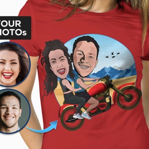 Pode incluir: Uma camiseta vermelha com uma imagem de desenho animado de um casal a andar de moto. O casal est&aacute; vestido com roupas azuis e pretas. A moto &eacute; vermelha e preta com um c&eacute;u azul e montanhas no fundo.