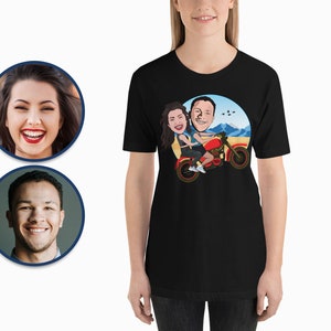 Pode incluir: Camiseta preta com uma ilustra&ccedil;&atilde;o de desenho animado de um casal a andar de moto. O casal est&aacute; vestido com roupas casuais e a moto &eacute; vermelha. O fundo &eacute; um c&eacute;u azul com montanhas e p&aacute;ssaros.