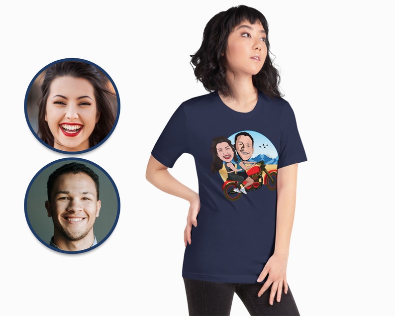 Pode incluir: Uma camiseta azul marinho com uma ilustra&ccedil;&atilde;o de desenho animado de um casal a andar de moto. A ilustra&ccedil;&atilde;o &eacute; sobre um fundo de c&eacute;u azul com montanhas.