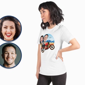 Pode incluir: Camiseta branca com uma ilustra&ccedil;&atilde;o de desenho animado de um casal a andar de moto. O casal est&aacute; vestido com roupas casuais e a moto &eacute; vermelha. O fundo &eacute; um c&eacute;u azul com montanhas e p&aacute;ssaros.
