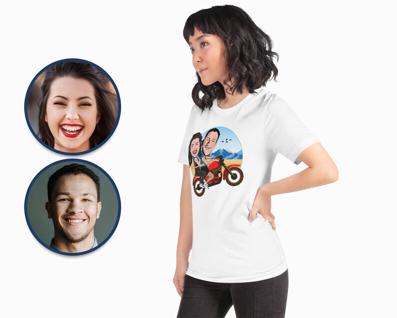 Pode incluir: Camiseta branca com uma ilustra&ccedil;&atilde;o de desenho animado de um casal a andar de moto. O casal est&aacute; vestido com roupas casuais e a moto &eacute; vermelha. O fundo &eacute; um c&eacute;u azul com montanhas e p&aacute;ssaros.