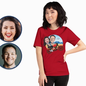 Pode incluir: Camiseta vermelha com uma ilustra&ccedil;&atilde;o de desenho animado de um casal a andar de moto. O casal est&aacute; vestido com roupas casuais e a moto &eacute; vermelha com um c&eacute;u azul e montanhas no fundo.