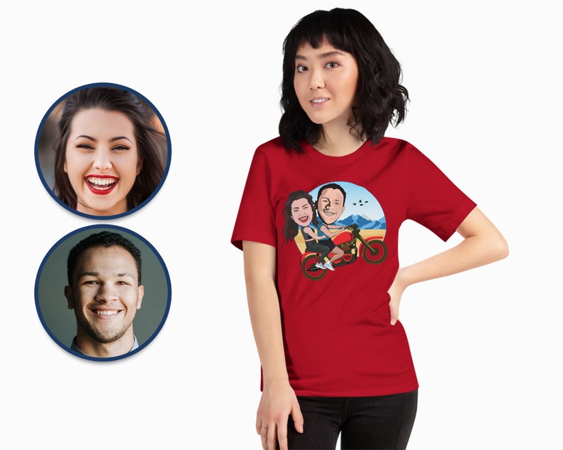 Pode incluir: Camiseta vermelha com uma ilustra&ccedil;&atilde;o de desenho animado de um casal a andar de moto. O casal est&aacute; vestido com roupas casuais e a moto &eacute; vermelha com um c&eacute;u azul e montanhas no fundo.