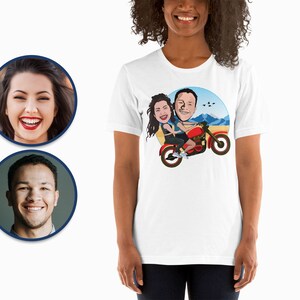 Pode incluir: Camiseta branca com uma ilustra&ccedil;&atilde;o de desenho animado de um casal a andar de moto numa paisagem des&eacute;rtica. O casal est&aacute; a usar roupa casual e capacetes. A moto &eacute; vermelha e tem um assento preto.