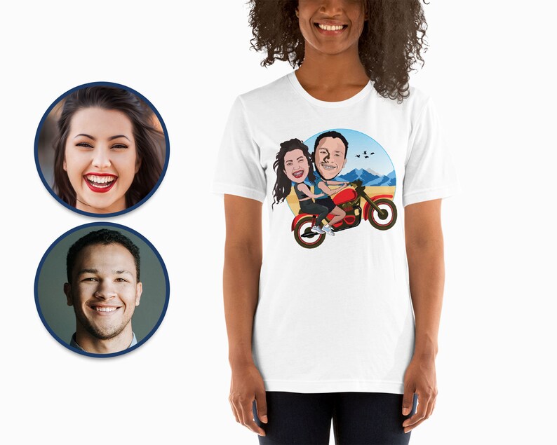 Pode incluir: Camiseta branca com uma ilustra&ccedil;&atilde;o de desenho animado de um casal a andar de moto numa paisagem des&eacute;rtica. O casal est&aacute; a usar roupa casual e capacetes. A moto &eacute; vermelha e tem um assento preto.