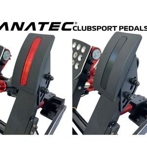 Könnte beinhalten: Nahaufnahme der Fanatec ClubSport Pedals V3, die das Bremspedal mit roter LED-Leuchte und das Kupplungspedal mit schwarzer Oberfläche zeigt.