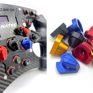 Könnte beinhalten: Ein Satz von acht verschiedenen farbigen, aus Kunststoff und Metall gefertigten Knöpfen für ein Rennsportlenkrad. Die Knöpfe sind in verschiedenen Formen und Größen erhältlich und für die Verwendung mit einem Fanatec-Lenkrad konzipiert. Die Knöpfe sind eine großartige Möglichkeit, Ihrem Rennsport-Setup eine individuelle Note zu verleihen und die Funktionalität zu erweitern.