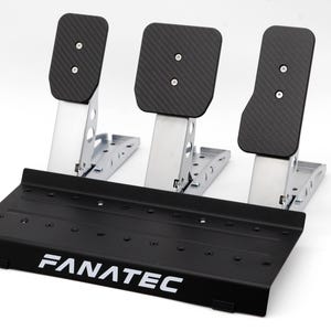 Könnte beinhalten: Ein Rennsimulator-Pedal-Set mit drei Pedalen. Die Pedale haben schwarz strukturierte Oberflächen aus Kohlefaser und sind auf einer schwarzen Basis mit dem Wort "FANATEC" in Weiß montiert. Die Pedalhalterungen sind silberfarben.
