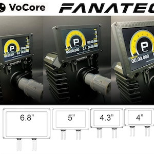 Puede incluir: Tres pantallas negras Fanatec de diferentes tamaños: 6,8 pulgadas, 5 pulgadas y 4,3 pulgadas. Las pantallas están etiquetadas con sus tamaños en pulgadas. Las pantallas están diseñadas para usarse con simuladores de carreras.