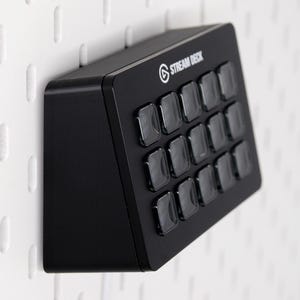 Puede incluir: Una taza de cerámica blanca con un asa negra y el texto "But First, Coffee" en un estilo manuscrito. La taza está sobre una superficie blanca.