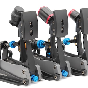 Könnte beinhalten: Ein Satz von drei schwarzen und grauen Rennsimulator-Pedalen mit blauen und roten Akzenten. Die Pedale sind für den Einsatz in einem Rennsimulator-Setup konzipiert. Der Markenname "SIM LAB" ist sichtbar.
