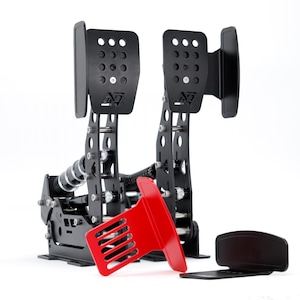 Könnte beinhalten: Schwarze Rennsimulator-Pedale mit roter Fußstütze und schwarzer Basis. Die Pedale haben ein perforiertes Design und sind auf einem Metallrahmen montiert. Das Set enthält eine schwarze Fersenauflage.