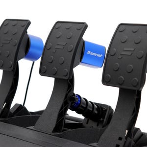 Peut inclure: Un ensemble de trois pédales de course noires avec des surfaces texturées et des accents bleus. Les pédales sont montées sur une base noire et présentent le logo "simnet".