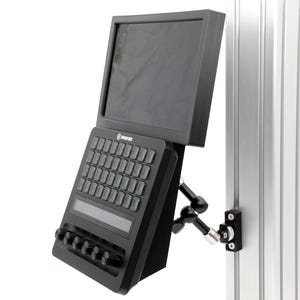 Puede incluir: Una consola de control Stream Deck negra con una pantalla superior, una cuadrícula de botones cuadrados y una fila de cinco perillas giratorias en la parte inferior. El dispositivo está montado en un riel vertical de aluminio plateado con un brazo negro ajustable.