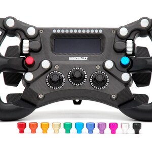 Peut inclure: Un volant de course sim en fibre de carbone noire avec un &eacute;cran num&eacute;rique central, plusieurs boutons, des cadrans rotatifs et des palettes de changement de vitesse. La marque CORSPIT est imprim&eacute;e en blanc. Onze petits boutons color&eacute;s sont en dessous.