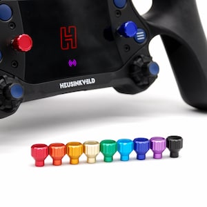 Puede incluir: Juego de tres tazas de cerámica con acabado mate moteado. Cada taza presenta un color diferente: azul claro, crema y gris. Las tazas tienen un diseño simple y moderno con forma redondeada y asa cómoda.