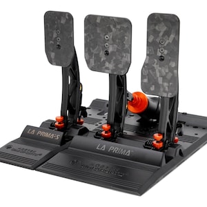 Puede incluir: Un juego de pedales de simulador de carreras negro con tres pedales. Las caras de los pedales tienen un patrón de fibra de carbono. La base es negra con el texto "LA PRIMA" y "Asetek SimSports". Se ven detalles en naranja.