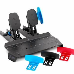 Op de afbeelding: Een zwarte racepedaalset met twee rechtopstaande pedalen en een voetplaat voorzien van het Logitech G-logo. De set bevat drie verwisselbare pedaalplaten in felblauw, zwart en rood, ontworpen voor gebruik in racesimulatie-opstellingen.