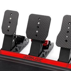 Könnte beinhalten: Ein Satz von drei schwarzen Rennpedalen mit strukturierten Oberflächen aus Kohlefaser. Die Pedale sind auf einer schwarzen Basis mit rotem Akzent und dem "SIMAGIC"-Logo montiert.