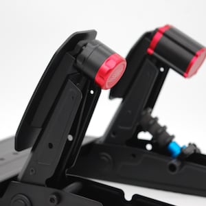 Puede incluir: Un letrero de madera rústico con el texto "Welcome to our home" en un estilo manuscrito. El letrero presenta un acabado envejecido y un diseño simple y acogedor, perfecto para un porche o entrada.