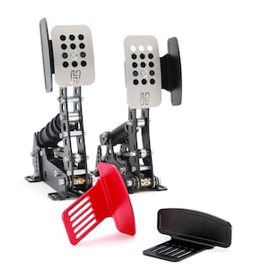 Könnte beinhalten: Ein Satz schwarzer und silberner Rennpedale mit roter Fußstütze und schwarzer Fersenauflage. Die Pedale haben ein perforiertes Design, und der Buchstabe "H" ist auf den Pedalen zu sehen. Für Sim-Racing-Anwendungen.