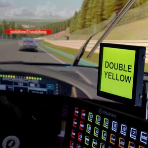 Op de afbeelding: Een set van drie keramische mokken met een gespikkelde, matte afwerking. Elke mok heeft een andere kleur: lichtblauw, crème en grijs. De mokken hebben een eenvoudig, modern ontwerp en een comfortabele handgreep.