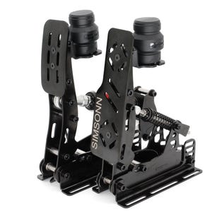 Könnte beinhalten: Schwarze Rennsimulator-Pedale mit zwei schwarzen Zylindern und dem Wort "SIMSON" auf der Seite.