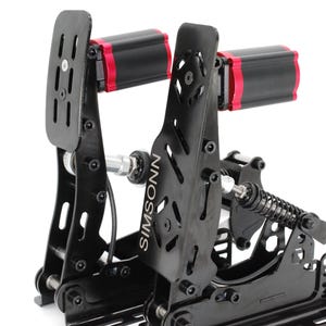 Könnte beinhalten: Schwarze Rennsimulator-Pedale mit roten Akzenten und einem federbelasteten Bremspedal. Die Pedale sind mit "SIMSONN" beschriftet.