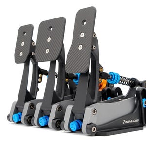 Puede incluir: Un conjunto de tres pedales de simulador de carreras. Los pedales tienen una textura de fibra de carbono y están montados sobre una base gris y negra. Los detalles en azul y plata acentúan el diseño. El logotipo de Sim Lab es visible.