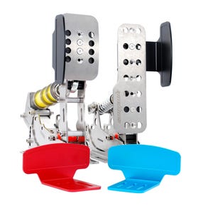 Peut inclure: Pédales de simulateur de course avec une finition en métal argenté. Les pédales ont un repose-pieds rouge et bleu, et une base en métal noir et argenté. Conçues pour une configuration de simulateur de course.